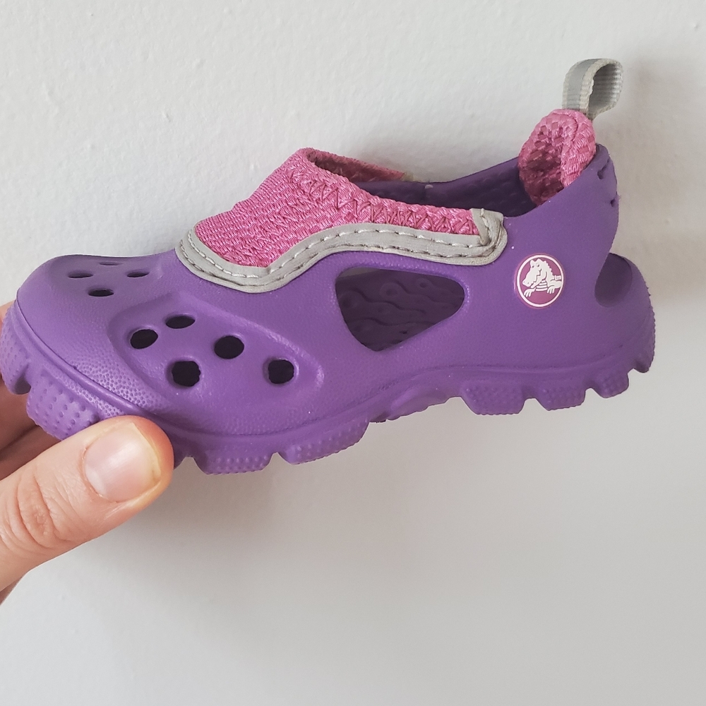 Size 6/7 toddler purple Crocs